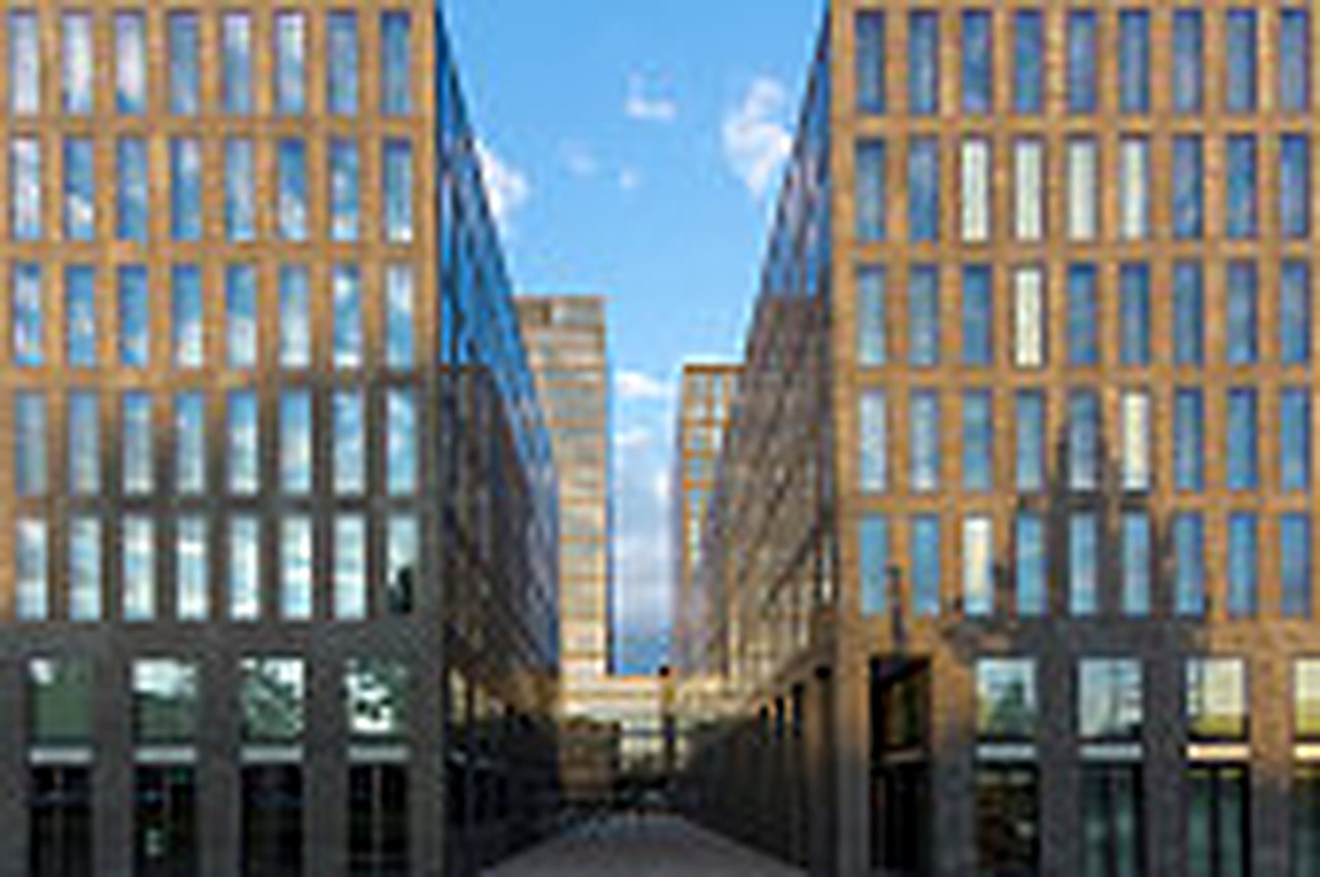 Hall d'immeuble moderne et lumineux entretenu par C-NET